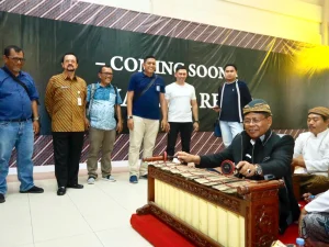 Hadiri Kongres JKPI di Solo, Walikota Banda Aceh Sempatkan Diri Main Gamelan Jawa