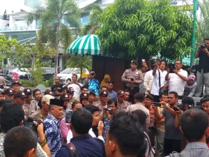 Pendemo Tagih Janji Kampanye Walikota Banda Aceh dan Sebut Illiza Lebih Baik