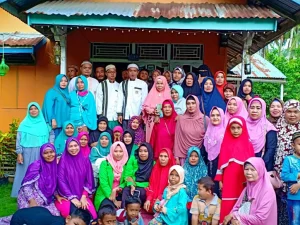 Fatayat NU Mempawah bagikan Al-Qur'an Kepada Ibu-Ibu Mualaf