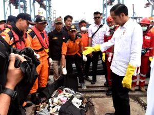 Didampingi Menhub, Jokowi Tinjau Posko Evakuasi Lion Air JT-610 di Tanjung Priok