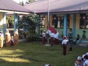 Babinsa Calang Jadi Inspektur Upacara di SD Negeri 6 Krueng Sabee