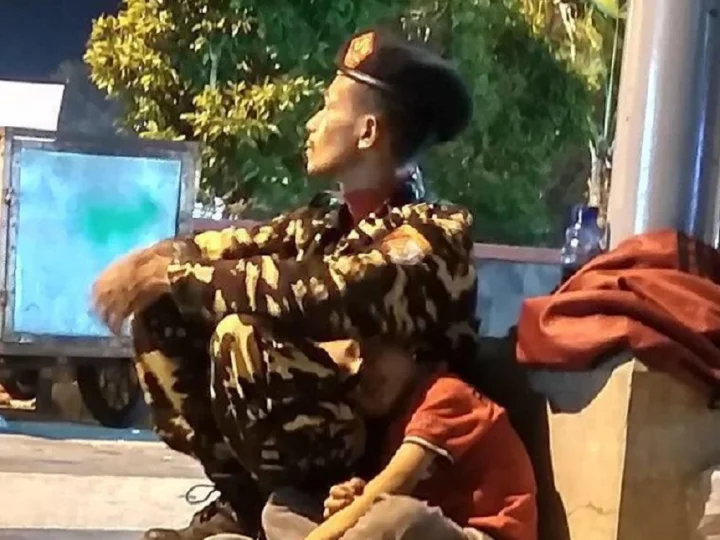 Anggota Banser ini Jaga Pengajian Habib Luthfi Sambil Memangku Anaknya