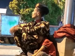 Anggota Banser ini Jaga Pengajian Habib Luthfi Sambil Memangku Anaknya