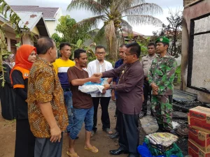 Korban Kebakaran Gampong Mulia Terima Bantuan Masa Panik