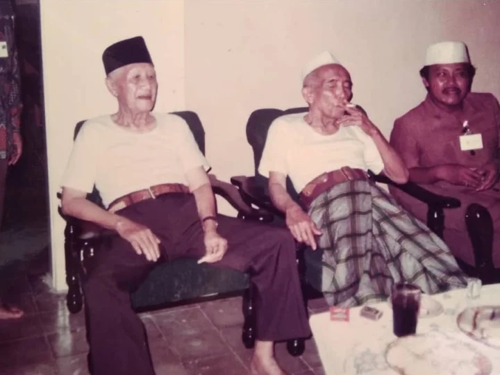 Merokok di Dalam Air, Inilah Kisah Karomah Mbah Mahrus Lirboyo