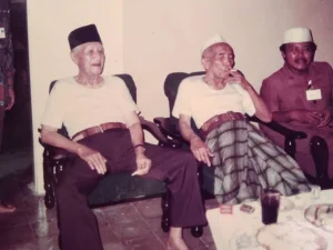 Merokok di Dalam Air, Inilah Kisah Karomah Mbah Mahrus Lirboyo