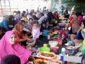 Perkuat Silaturrahim, RA al-Islah Gelar Tradisi Makan Saprahan