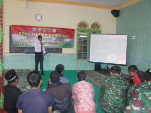 Masyarakat Terima Sosialisasi Narkoba Dari Satgas TMMD