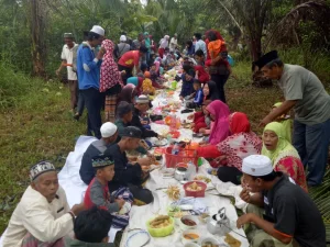 Lestarikan Kearifan Lokal Mempawah, Warga Pasir Palembang Peringati Robo-Robo di Makam Keramat