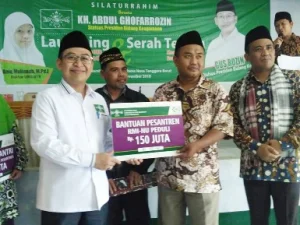 PP RMI Pusat Serahkan Beasiswa kepada Santri Korban Terdampak Gempa