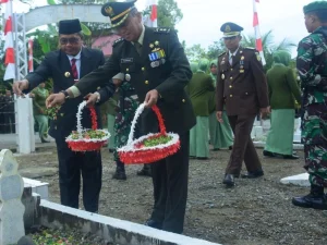 Kasrem 012/TU Pimpin Ziarah di Makam Pahlawan
