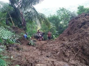 Akibat Longsor, Jalur Cianjur - Bandung Putus