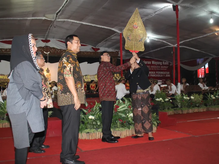 Semalam Suntuk, Mendagri RI Saksikan Wayang Kulit pada Peringatan Hari Wayang se-Dunia