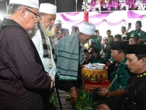 Empat Ulama Kharismatik Aceh Peusijuek  H. Ruslan M. Daud Beserta Kantor HRD Center