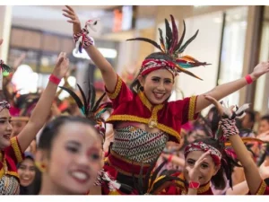 Ribuan Penari Menampilkan Atraksi Khasnya di Indonesia Menari Tahun Ini