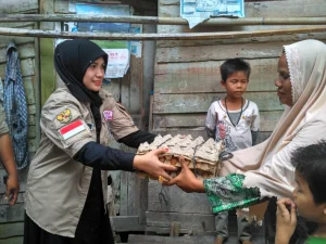 Pembina YARA Salurkan Bantuan Untuk Keluarga Miskin di Pidie