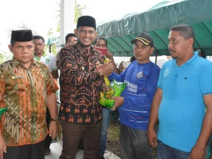 Bupati Rocky Serahkan 75 Ton Benih Padi Ke Petani