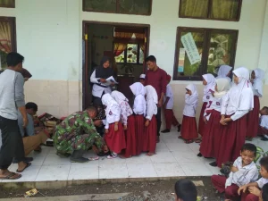 TNI Berikan Bantuan Sepatu Ke Pelajar Sekolah Dasar