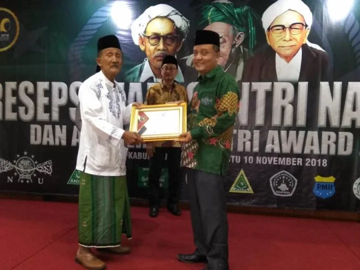 Raih Santri Award 2018, Gus Sholah Tegaskan Keterlibatan Warga NU