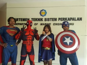 Perintati Hari Pahlawan, Mahasiswa ITS Gunakan Konstum Superhero Saat Ujian