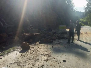 Personil Koramil Lageun Tinjau Lokasi Longsor di Gunung Ceuncrang