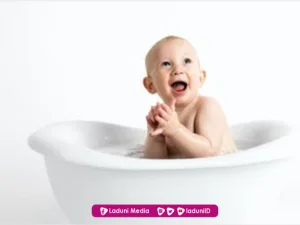 Hukum Mandi Telanjang Suami Istri