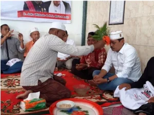 Ketua TKD Aceh Jokowi-Ma’ruf di Peusijuek Pimpinan Pesantren Aceh