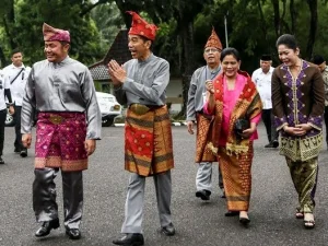 Presiden Jokowi dan Ibu Iriana Terima Gelar Adat Komering