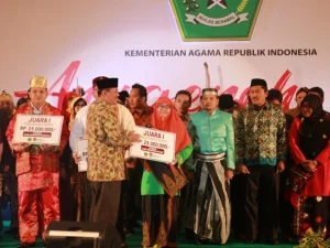 Guru Madrasah Berprestasi Mendapat Penghargaan dari Kemenag