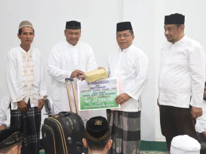 Wali Kota Banda Aceh Serahkan Dana Pembinaan bagi Masjid Terbersih 