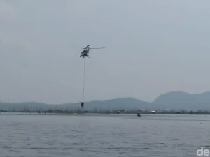 Helikopter Pemadam Kebakaran Korsel Jatuh ke Sungai, 1 Orang Tewas