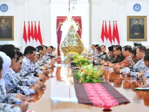 Jokowi Minta Masukan dari PGRI soal Guru Honorer 