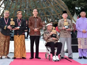 Presiden Jokowi Beri Penghargaan kepada Sastrawan Putu Wijaya dan D. Zawawi Imron