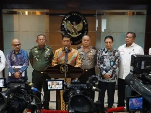 Menko Polhukam Bantah TNI Gunakan Bom dalam Operasi Pengejaran KKB
