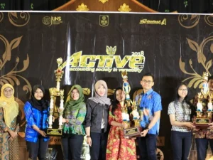 Mahasiswa UGM Juara Pertama dan Best Presentation Lomba Karya Tulis di UNS Solo 