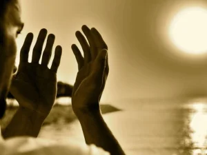 Mengapa Orang Berdoa Mengangkat Tangan ke Atas