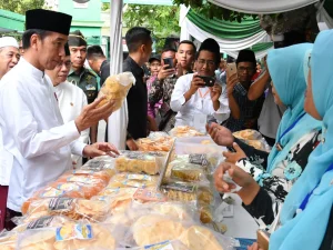 Kembangkan Ekonomi Umat, Presiden Jokowi Resmikan Tiga Bank Wakaf Mikro di Jombang 