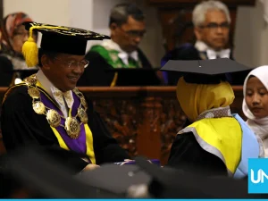 Rektor UNS Minta 1.019 Wisudawan Jaga Tradisi Literasi di Era Globalisasi