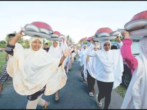 Mengawal dan Merawat Ukhuwah di Bali dengan Tradisi Ngejot
