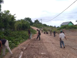 Personil Brigif 25/Siwah Bersama Warga Gotong Royong