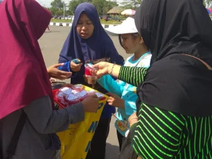 Semarak Hari Ibu, KOPRI PMII IAIN Pontianak Bagi Puding Gratis