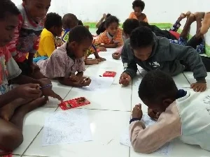 Santri Goes To Papua: Simak Inisiasi Taman Baca Masyarakat untuk Berantas Buta Huruf Suku Kokoda