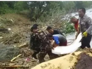 Anggota Banser Berjibaku Bantu Evakuasi Korban Tsunami Selat Sunda