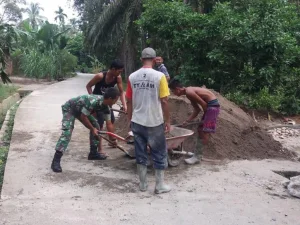 Babinsa Koramil 02/Krb Gotong Royong Bersama Masyarakat