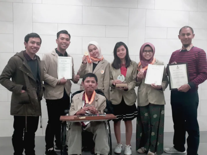 Sepatu Buatan Mahasiswa UGM Raih Dua Penghargaan di Seoul