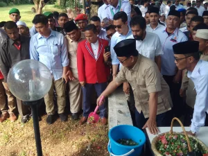 Hikmah di Balik Menyirami Kuburan dengan Air