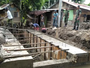 Babinsa Tinjau Pembangunan Jembatan Beton