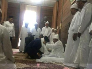 Jokowi Dikalungkan Sorban Kehormatan oleh Mursyid Tarekat Naqsyabandiah Langkat
