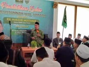 KH Marzuki Mustamar Ijazahkan Kitab Al Muqtathafat Li Ahl Al-Bidayat pada Warga Nahdliyin Depok