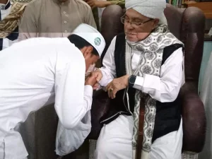 Mencium Tangan merupakan Akhlak Rasulullah